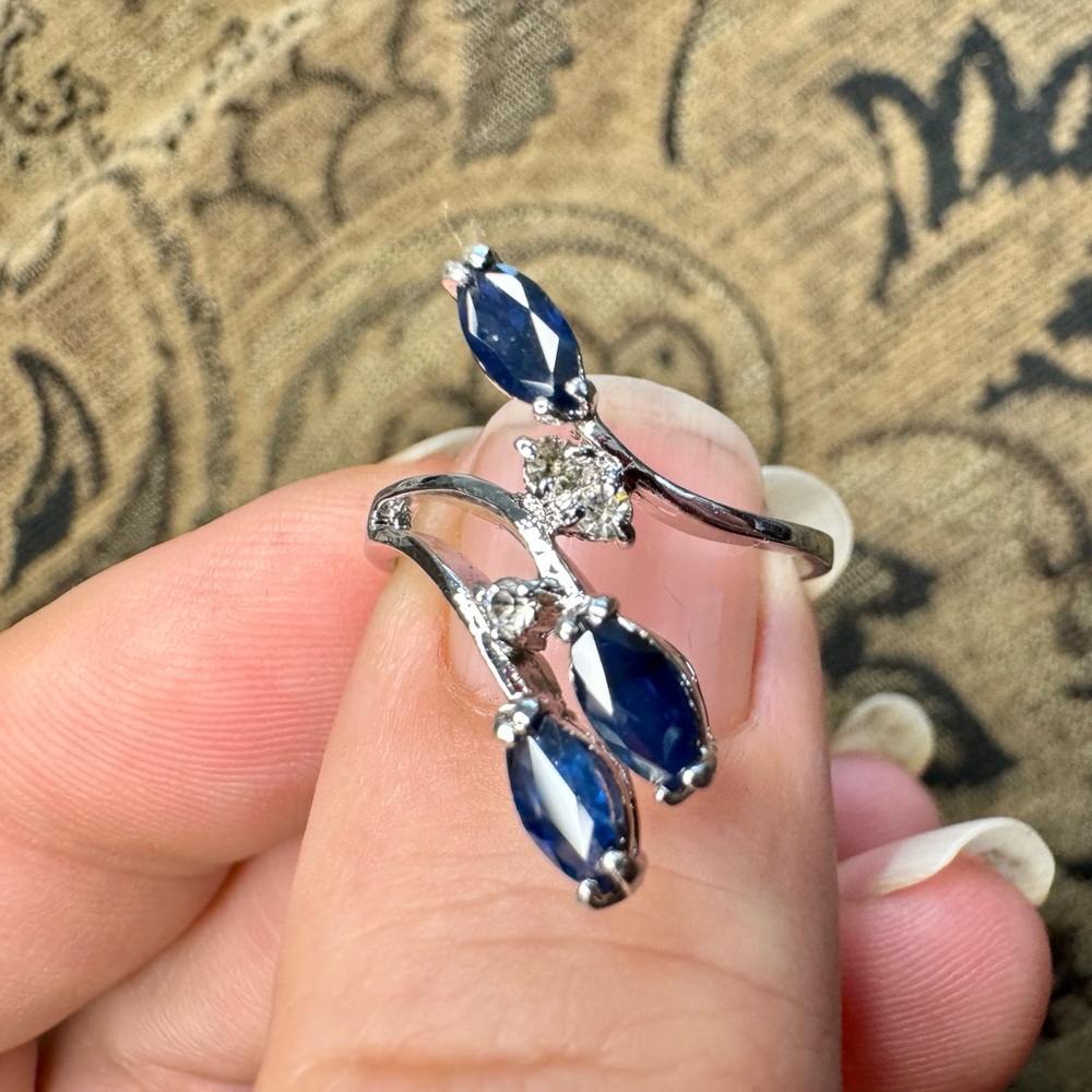 Vintage sterling silver sapphire and clear stones ring. - Picture 11 of 17
